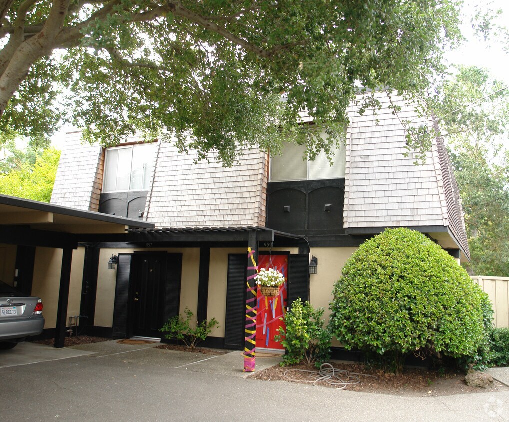 Building Photo - 957-959 Almanor Ct