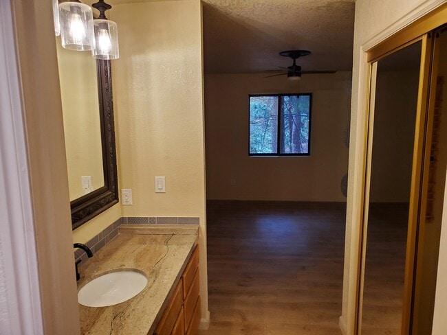 Foto del edificio - 18111 N Meadow Dr