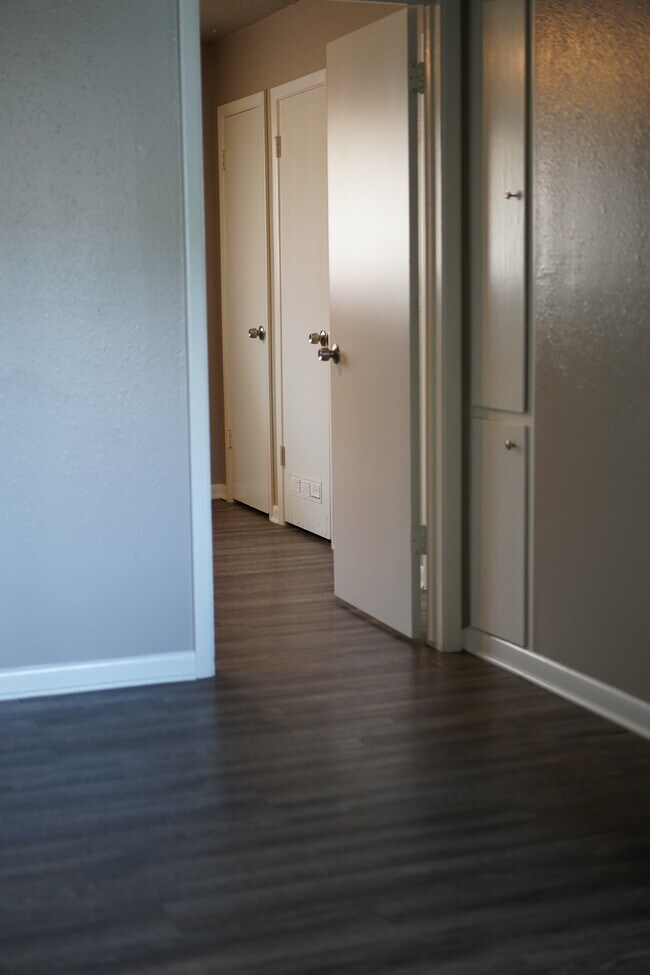 entrada del dormitorio - 9909 E 12th St