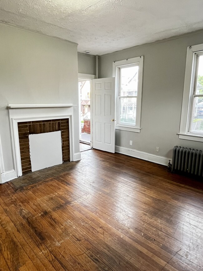 Building Photo - 143 Putnam St