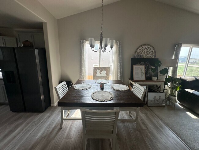 Foto del edificio - 3 Bed 4 bath house in Lorson Ranch!