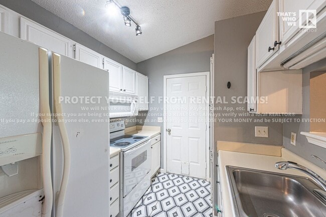 Building Photo - 2032 N Leverett Ave