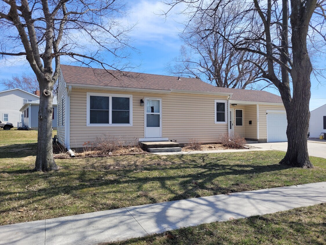 128 E 17th St N, Newton, IA 50208 House Rental in Newton, IA