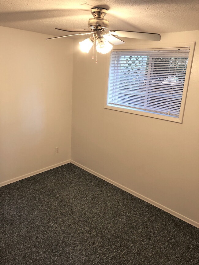 Building Photo - Lower level duplex AVAILABLE NOW!