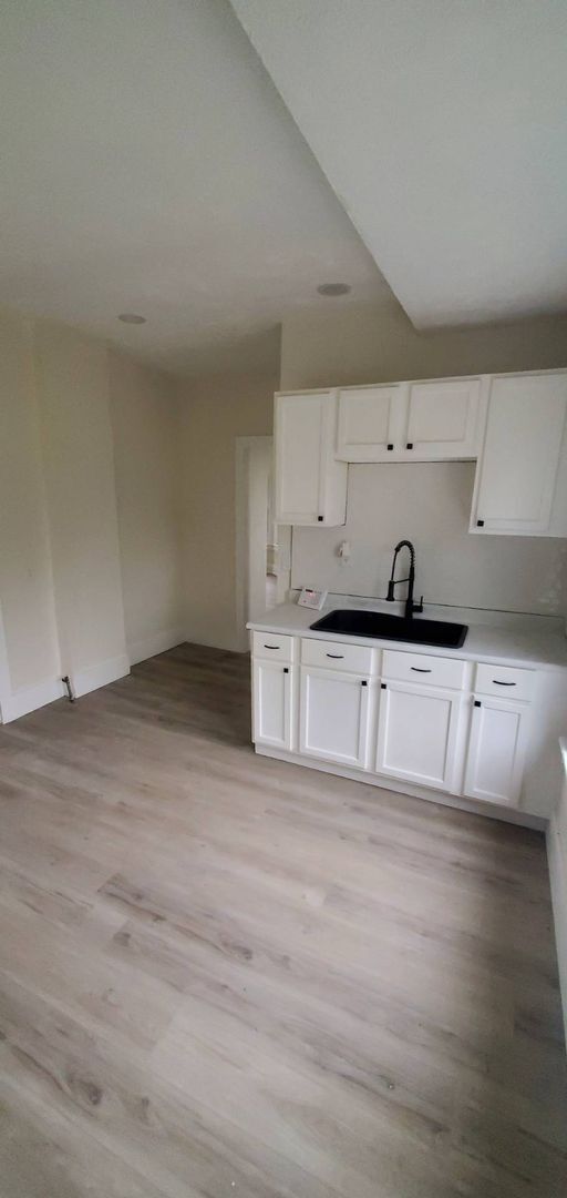 Building Photo - Charming 3-Bedroom Property in Prime Location