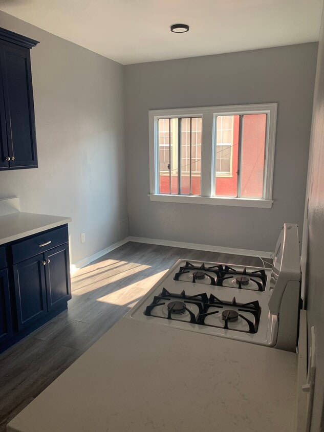 Foto principal - 2322 1/2 E 2nd St