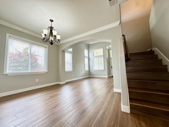 Foto del edificio - Beautiful 5 Bedroom 2 !/2 Bath two story h...
