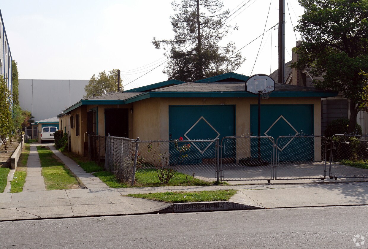 Primary Photo - 10110-10112 S Condon Ave