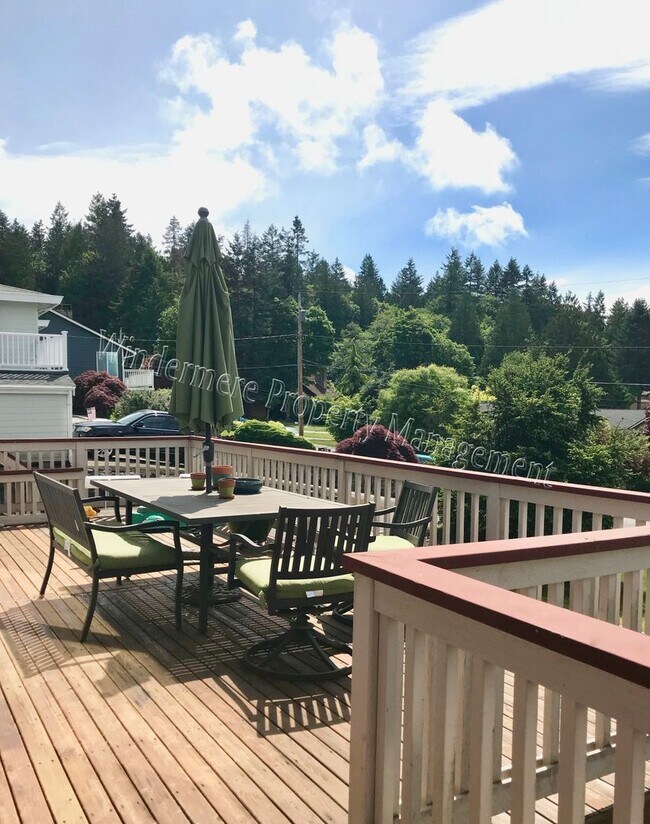 Building Photo - View Home in Poulsbo