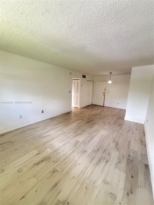 Building Photo - 606 W 81st St