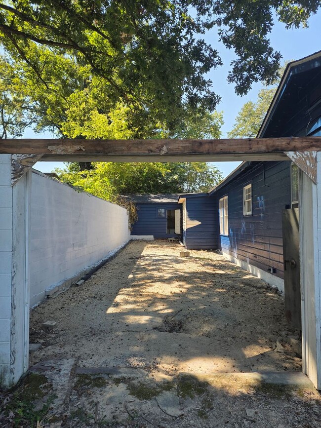 Building Photo - 3 Bedroom Home In Heart of East Ridge
