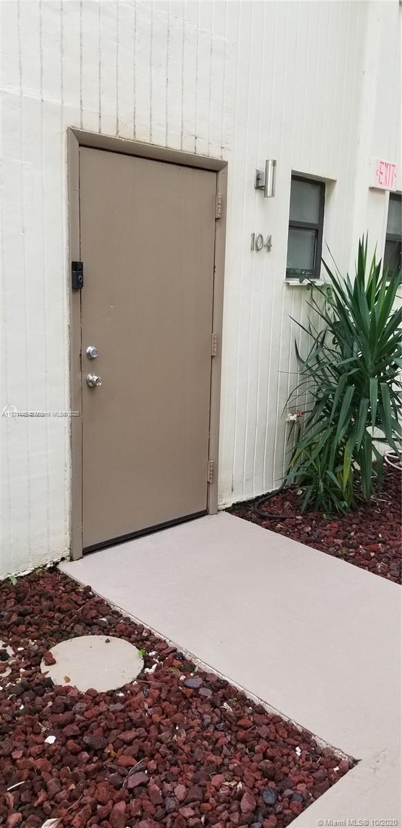 Building Photo - 20200 W Country Club Dr