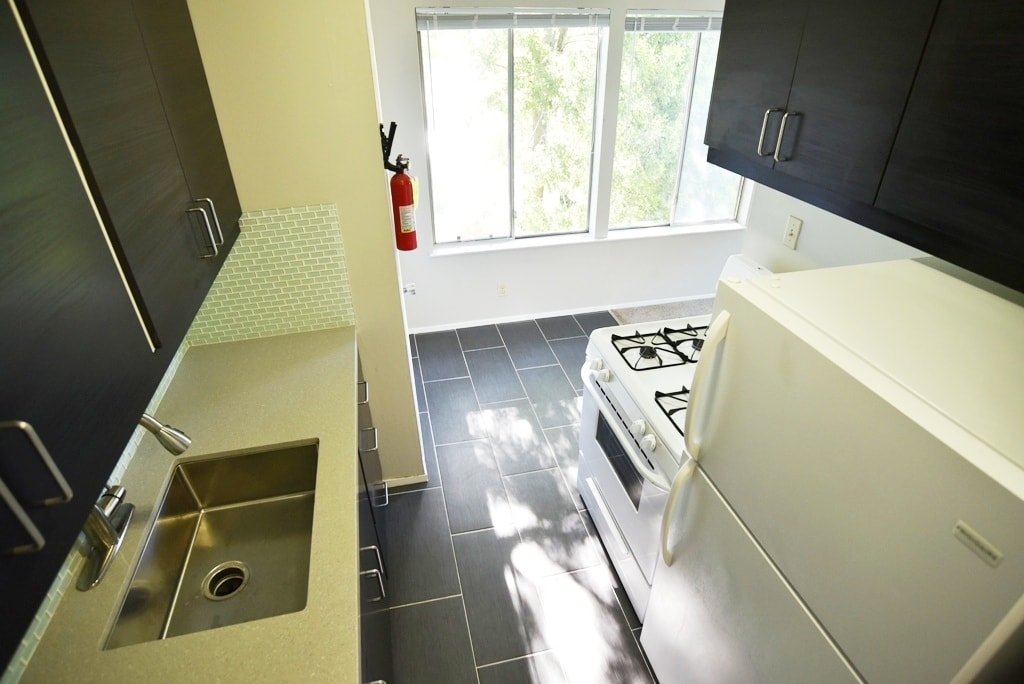 Primary Photo - 3600 Dimond Ave