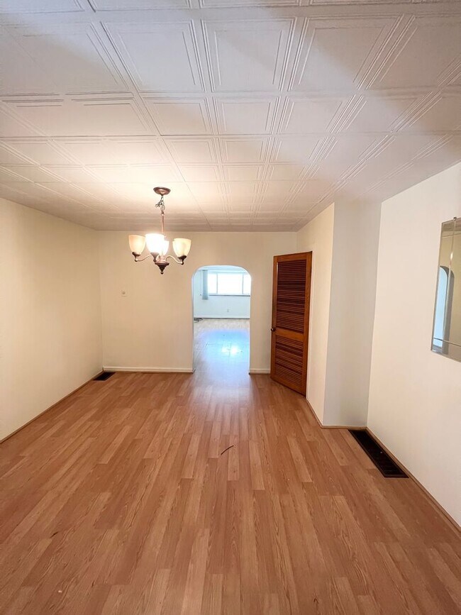 Foto del edificio - SPACIOUS 2 or 3 BEDROOM HOME IN THE HEART OF BLOOMFIELD!