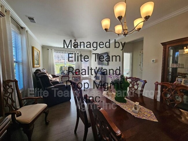 Foto del edificio - 990 Pennington Dr