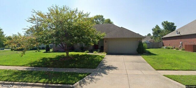 Building Photo - 812 E Spring Dr