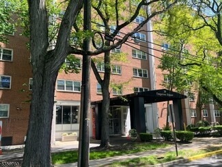 Building Photo - 39 E 39th St