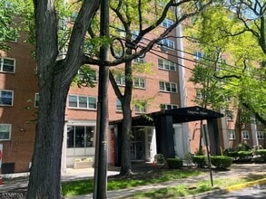 Building Photo - 39 E 39th St