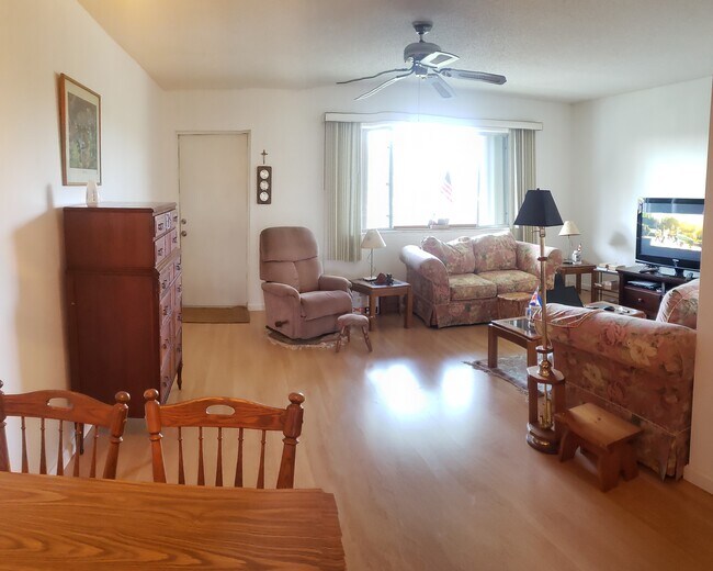 Foto del edificio - 3300 Springdale Blvd