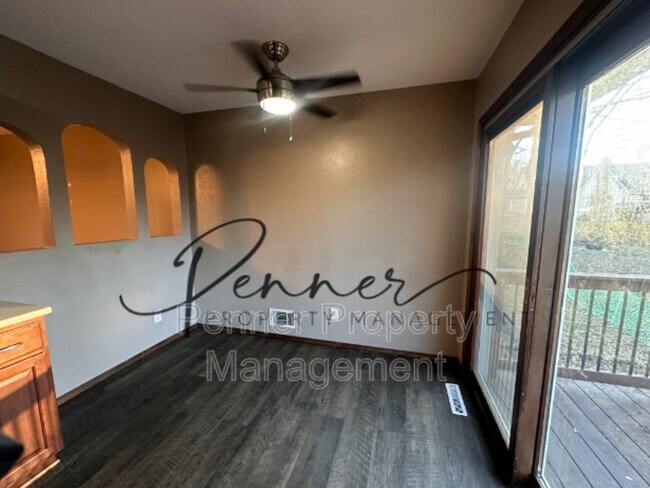 Building Photo - 302 SE Brentwood Dr