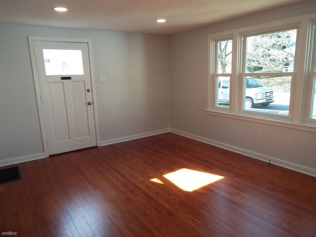 Building Photo - 3 br, 1 bath Duplex - 113 W Colebrook St