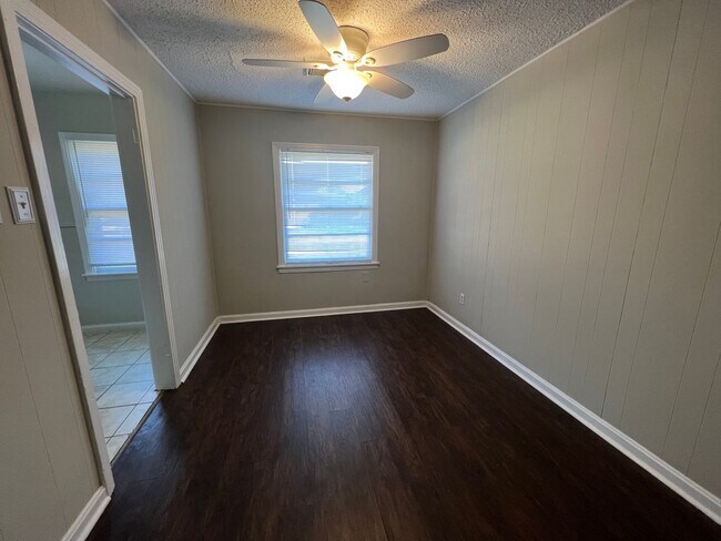Foto del edificio - Lovely 3 Bedroom 1 Bathroom Home with a Fenced Backyard!