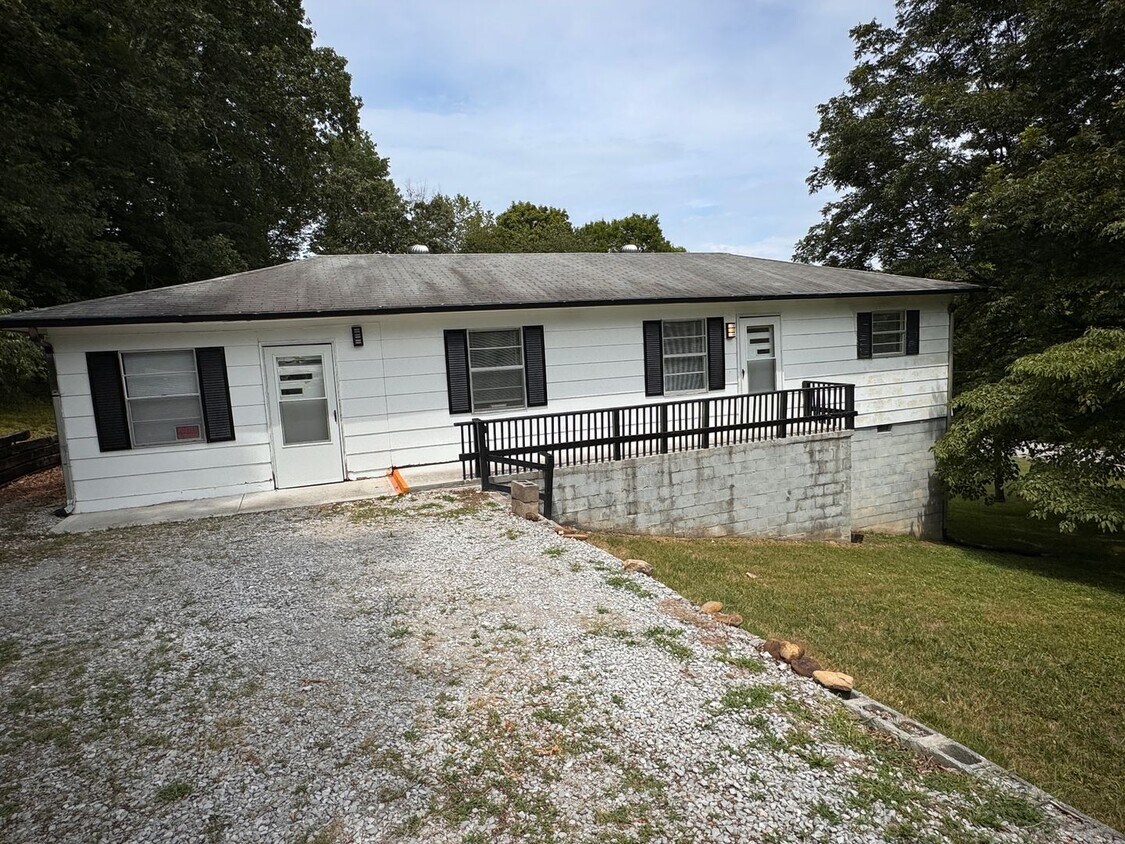 Primary Photo - Spacious 3 bedroom/ 1 bath home in Rockwood