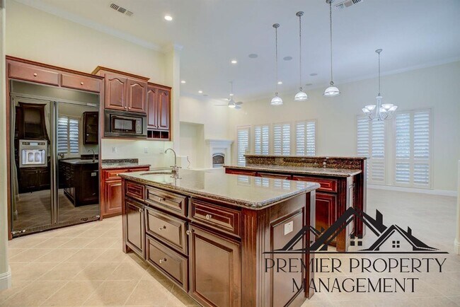 Foto del edificio - Exquisite LUXURY home  on 1/2 acre with POOL in Morgan Creek's gated community!