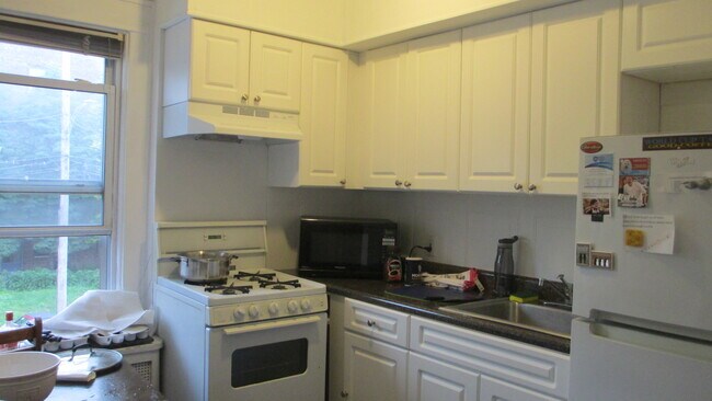 Kitchen - 32 Bronxville Rd