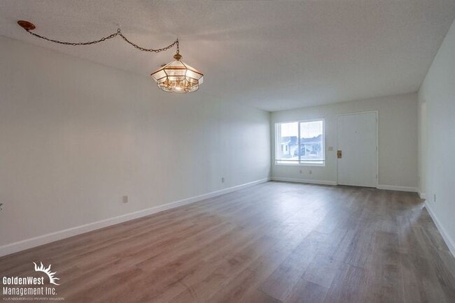 Building Photo - Remodeled Single Story 3Bdm 2Ba in Lovely ...