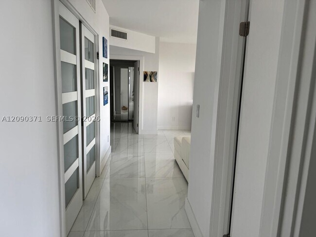 Foto del edificio - 2000 Island Blvd