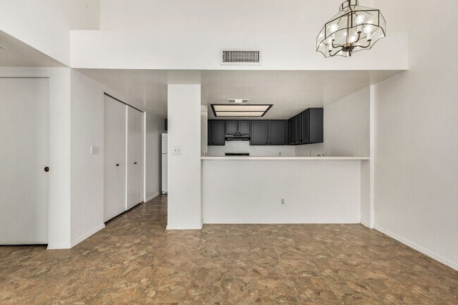 Foto del edificio - 3 bed 2 bath condo, Alma School and Elliot