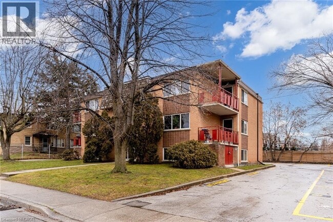 Building Photo - 807 Robinson St