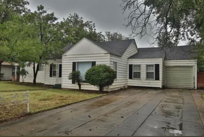 Building Photo - 4 bedrooms 2 Bath