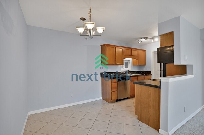 Foto del edificio - 2 BED & 1 BATH TOP FLOOR CONDO FOR RENT