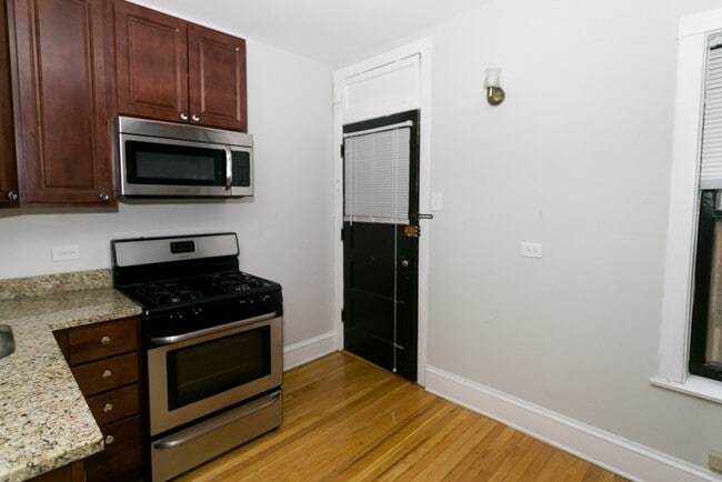 Building Photo - 2105 W Ainslie St