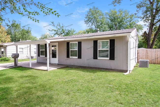 Building Photo - 2513 S 48th Terrace