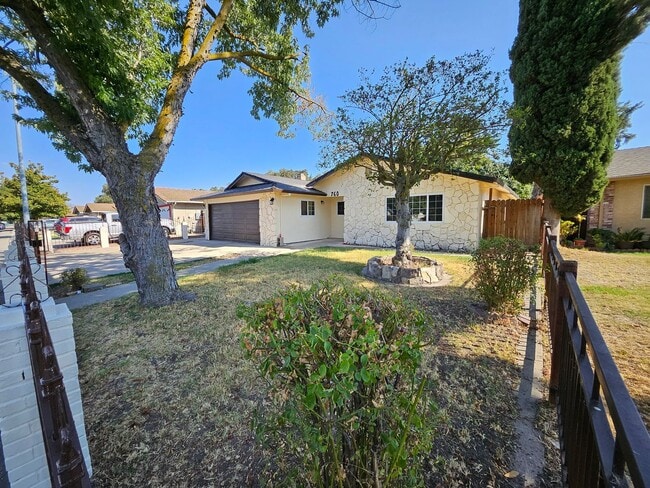 Building Photo - Welcome Home! Spacious Floor Plan 3 Bed 2 ...