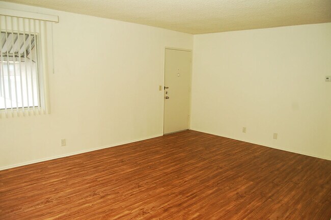 living room - 1 - 226 N Cedar St