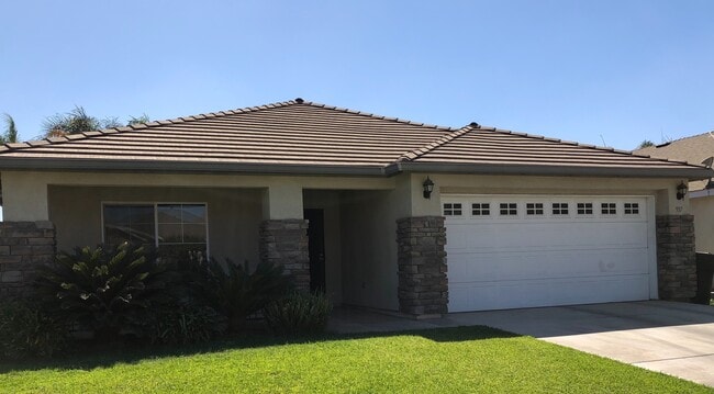 Building Photo - Immaculate 3 Bedroom, 2 Bath Home on Corne...
