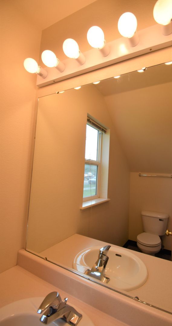 Building Photo - Townhouse-style End unit 3BD, 1.5 BA with attached garage
