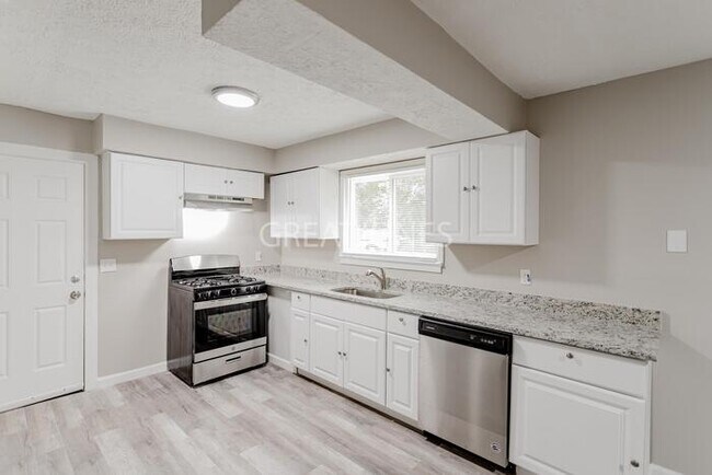 Building Photo - 1046 Farwell Dr