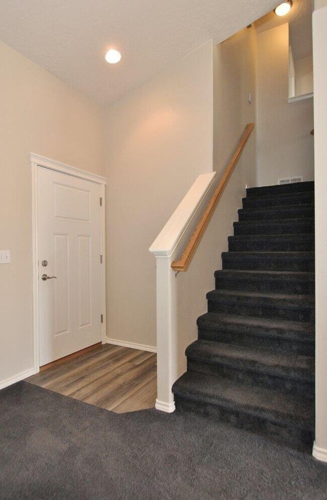 Building Photo - Clean home in Quiet Neighborhood