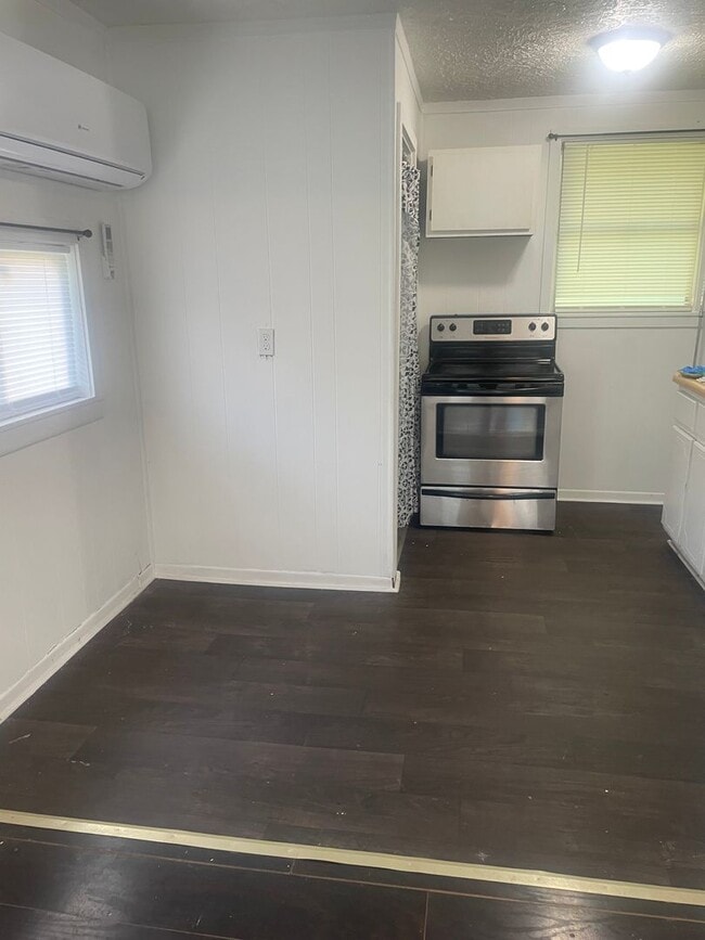 Building Photo - Oak Ridge 37830 - Newly Updated 2 bedroom,...