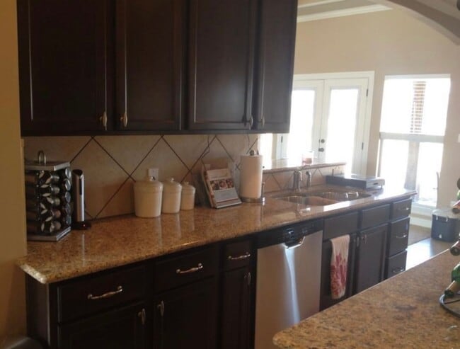Building Photo - SAVANNAH PLACE!