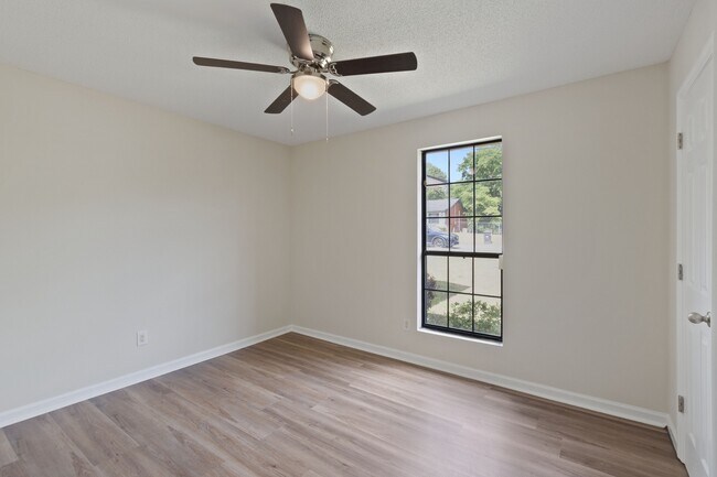 Foto del edificio - 4323 Woodvalley Pl