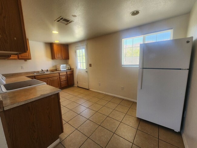 Building Photo - Two Bedroom One Bath Home!