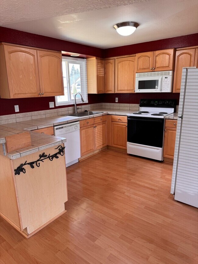 Foto del edificio - Single Level Home w/HUGE fenced yard, AC, W/D, Garage & More!