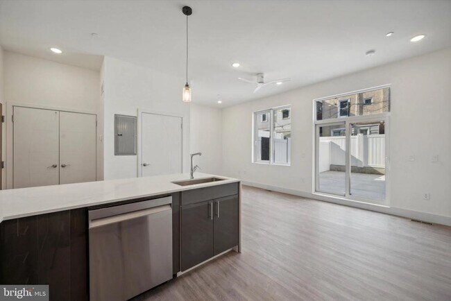 Foto del edificio - 1221 E Fletcher St
