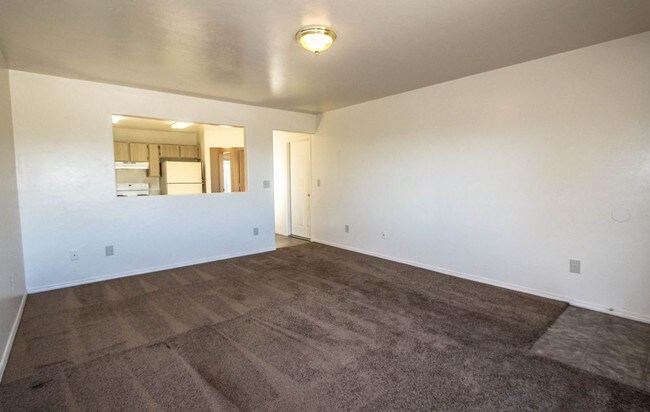 Building Photo - 2 bedroom unit in triplex